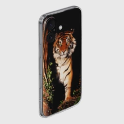 Чехол для iPhone 16 силиконовый с защитой камеры Тигр выглядывает из темноты - большая картинка - фото 2