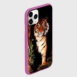 Чехол для iPhone 11 Pro матовый Тигр выглядывает из темноты - большая картинка - фото 2
