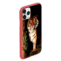 Чехол для iPhone 11 Pro Max матовый Тигр выглядывает из темноты - большая картинка - фото 2