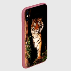 Чехол для iPhone XS Max матовый Тигр выглядывает из темноты - большая картинка - фото 2