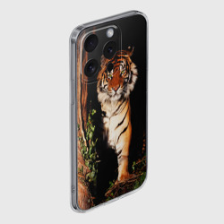 Чехол для iPhone 15 Pro Max силиконовый с защитой камеры Тигр выглядывает из темноты - большая картинка - фото 2