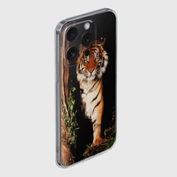 Чехол для iPhone 15 Pro силиконовый с защитой камеры Тигр выглядывает из темноты - большая картинка - фото 2