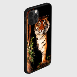 Чехол для iPhone 12 Pro Max Тигр выглядывает из темноты - большая картинка - фото 2