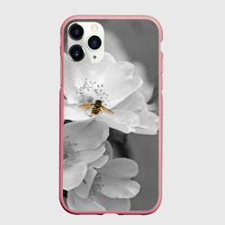 Чехол для iPhone 11 Pro Max матовый Пчела на цветах
