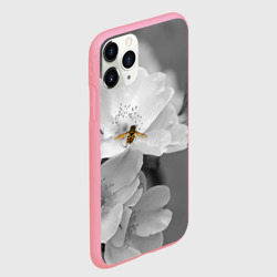 Чехол для iPhone 11 Pro Max матовый Пчела на цветах - фото 2