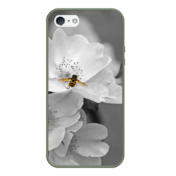 Чехол для iPhone 5/5S матовый Пчела на цветах