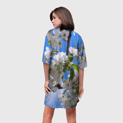 Платье с принтом Вишнёвый цвет для женщины, вид на модели сзади №2. Цвет основы: белый