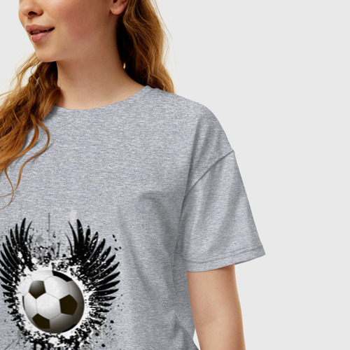 Женская футболка хлопок Oversize с принтом Футбольный мяч с крыльями, фото на моделе #1