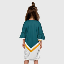 Платье с принтом San Jose Sharks для ребенка, вид на модели сзади №2. Цвет основы: белый