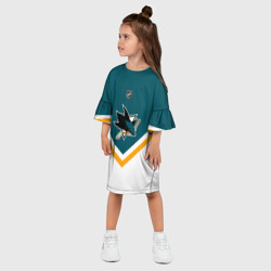 Платье с принтом San Jose Sharks для ребенка, вид на модели спереди №2. Цвет основы: белый