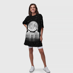 Платье с принтом Лунная мелодия для женщины, вид на модели спереди №3. Цвет основы: белый