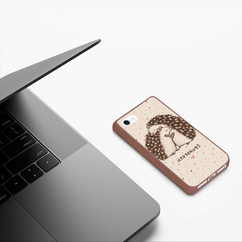 Чехол для iPhone 5/5S матовый Влюбленные ежики, цвет коричневый - фото 5