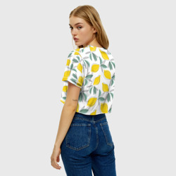 Топик (короткая футболка или блузка, не доходящая до середины живота) с принтом Лимончики для женщины, вид на модели сзади №2. Цвет основы: белый