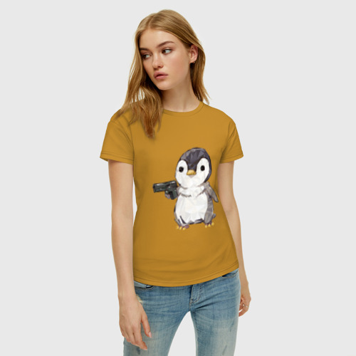 Женская футболка хлопок Пингвин с пистолетом, цвет горчичный - фото 3
