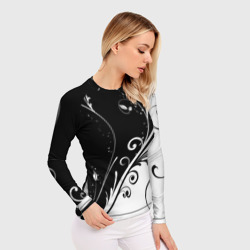 Рашгард с принтом Цветочный узор Black & White для женщины, вид на модели спереди №2. Цвет основы: белый
