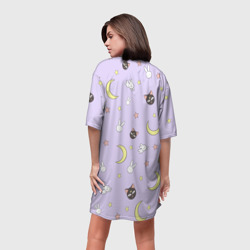 Платье с принтом Сейлор Мур для женщины, вид на модели сзади №2. Цвет основы: белый