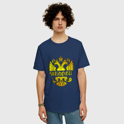 Мужская футболка хлопок Oversize с принтом Андрей в золотом гербе РФ, фото на моделе #1