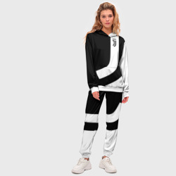 Костюм с принтом Juventus 2018 Original для женщины, вид на модели спереди №3. Цвет основы: белый