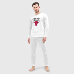 Пижама с принтом Чикаго Буллз для мужчины, вид на модели спереди №2. Цвет основы: белый