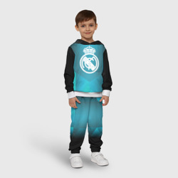Костюм с принтом Real Madrid Geometry Sport для ребенка, вид на модели спереди №2. Цвет основы: белый