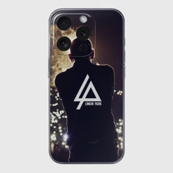 Чехол для iPhone 15 Pro Max силиконовый с защитой камеры Linkin Park - Честер на сцене и огоньки