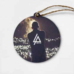 Деревянная игрушка круг Linkin Park - Честер на сцене и огоньки