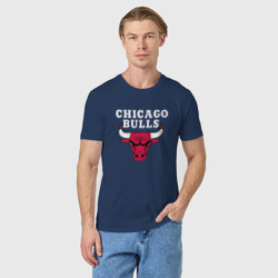 Футболка с принтом Чикаго Буллз для женщины, вид на модели спереди №2. Цвет основы: темно-синий