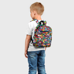 Рюкзак с принтом Флаги всех стран для ребенка, вид на модели спереди №2. Цвет основы: белый