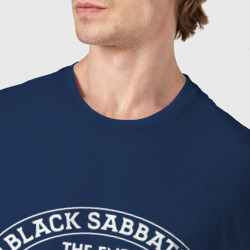 Футболка с принтом Black Sabbath the end для мужчины, вид на модели спереди №4. Цвет основы: темно-синий