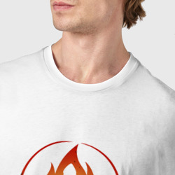 Футболка с принтом Life is Strange Firewalk Fire для мужчины, вид на модели спереди №4. Цвет основы: белый