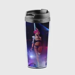 Девушка с розовыми волосами