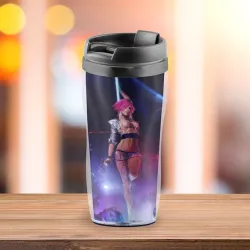 Девушка с розовыми волосами