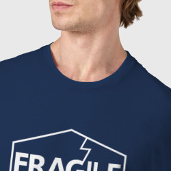 Футболка с принтом Fragile express для мужчины, вид на модели спереди №4. Цвет основы: темно-синий