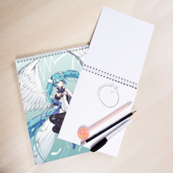 Скетчбук с принтом Хацунэ Мику с ангельскими крыльями для любого человека, вид спереди №2. Цвет основы: белый