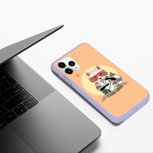 Чехол для iPhone 11 Pro Max матовый Енот и кофе, цвет светло-сиреневый - фото 5