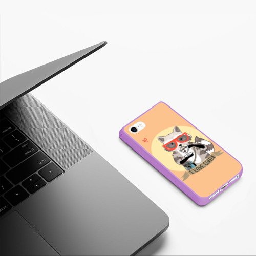 Чехол для iPhone 5/5S матовый Енот и кофе, цвет сиреневый - фото 5