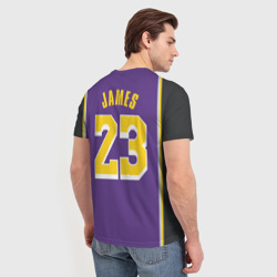 Футболка с принтом James LA Lakers 2019 для мужчины, вид на модели сзади №2. Цвет основы: белый