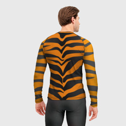 Рашгард с принтом Тигр для мужчины, вид на модели сзади №2. Цвет основы: белый