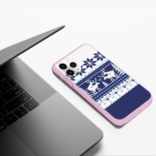 Чехол для iPhone 11 Pro Max матовый Свитер с оленями синий имитация, цвет розовый - фото 5