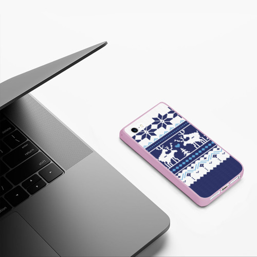 Чехол для iPhone 5/5S матовый Свитер с оленями синий имитация, цвет розовый - фото 5