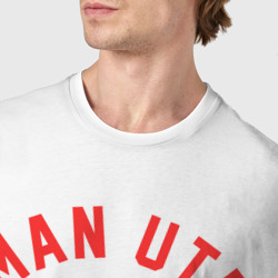 Футболка с принтом Манчестер Юнайтед для мужчины, вид на модели спереди №4. Цвет основы: белый