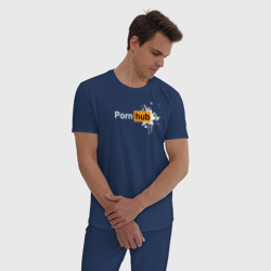 Пижама с принтом Pornhub с пятном для мужчины, вид на модели спереди №2. Цвет основы: темно-синий