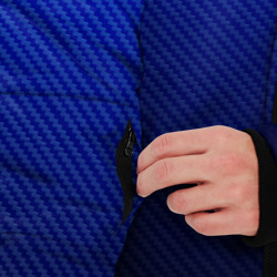 Куртка с принтом Carbon blue синий карбон для мужчины, вид на модели спереди №3. Цвет основы: черный