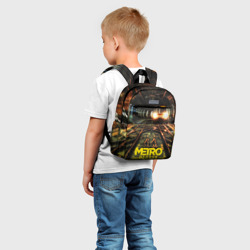 Рюкзак с принтом Metro Exodus для ребенка, вид на модели спереди №2. Цвет основы: белый
