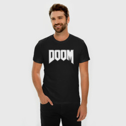 Футболка из премиального хлопка с принтом Doom Дум лого для мужчины, вид на модели спереди №2. Цвет основы: черный