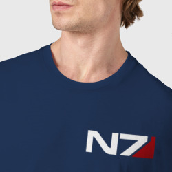 Футболка с принтом Mass Effect N7 Масс эффект Н7 для мужчины, вид на модели спереди №4. Цвет основы: темно-синий