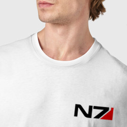 Футболка с принтом Mass Effect N7 Масс эффект Н7 для женщины, вид на модели спереди №4. Цвет основы: белый