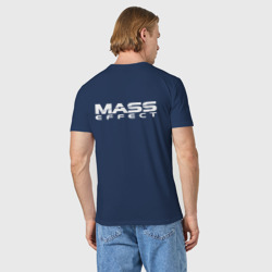Футболка с принтом Лого Mass Effect N7 Масс эффект Н7 для мужчины, вид на модели сзади №2. Цвет основы: темно-синий