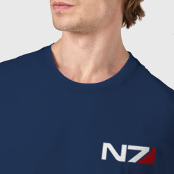 Футболка с принтом Лого Mass Effect N7 Масс эффект Н7 для мужчины, вид на модели спереди №4. Цвет основы: темно-синий