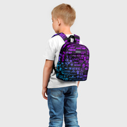 Рюкзак с принтом Неоновые логотипы игр для ребенка, вид на модели спереди №2. Цвет основы: белый